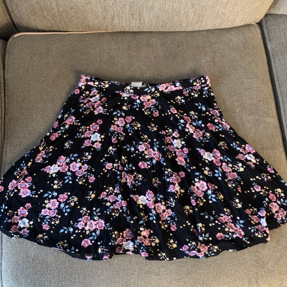 BUNDLE of five skirts floral and solid patterns - Picture 9 of 13